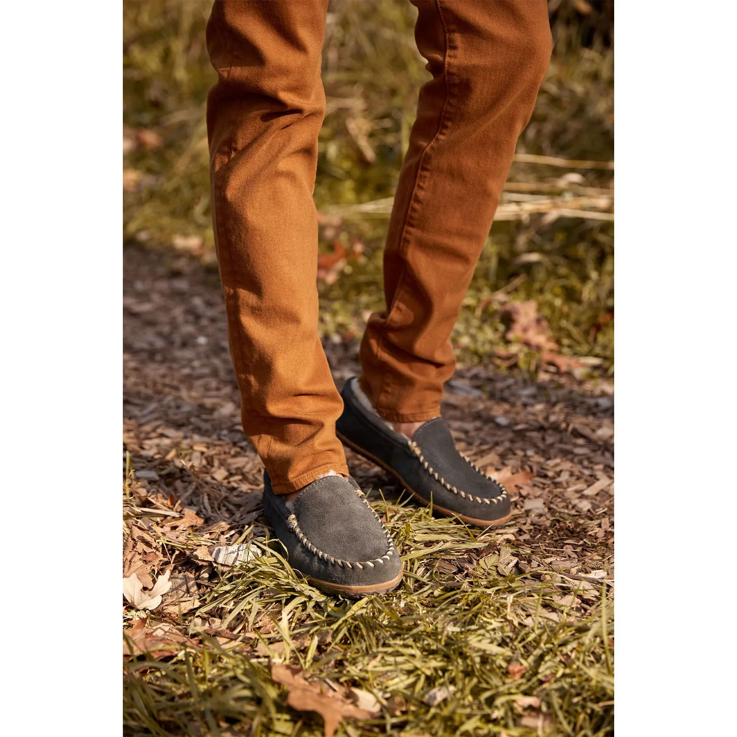 Men's Minnetonka Sheepskin Tobie Charcoal W/R Suede