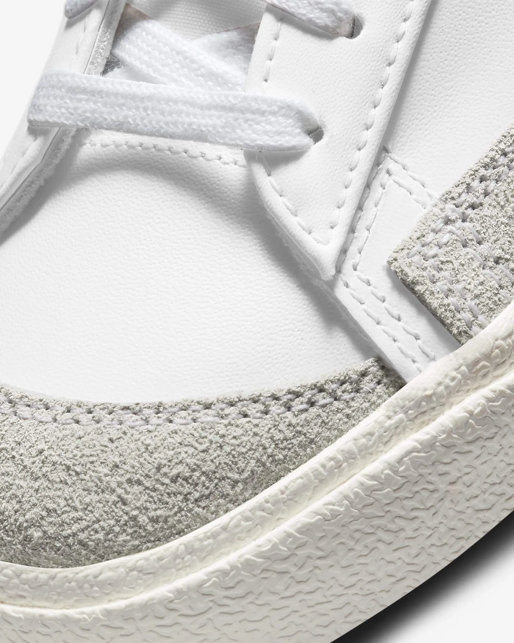 Women's Nike Blazer Low '77 (White/Sail/Black)(DC4769-102)
